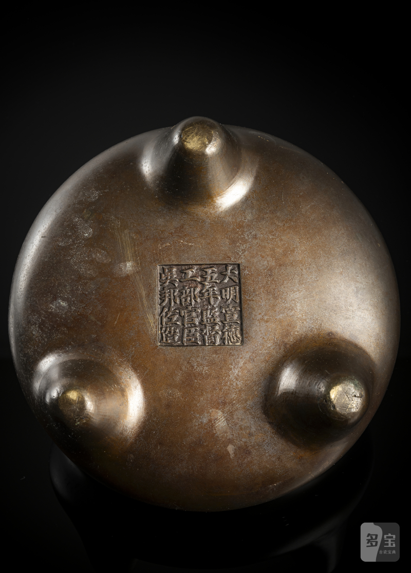 A tripod bronze incense burner with handles on the rim - 图4